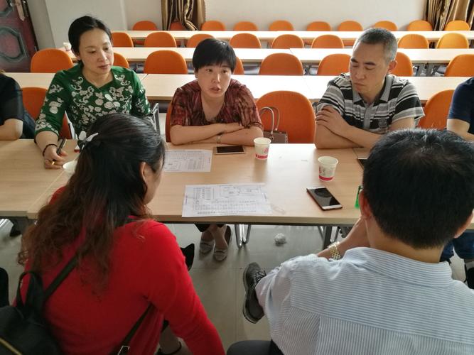 縣人社局局長李紅玲督促創業孵化園建設